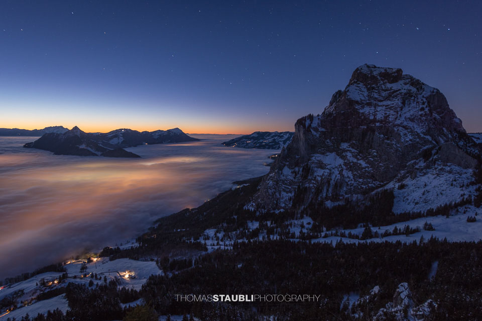 Nachthimmel über dem Nebelmeer der Innerschweiz