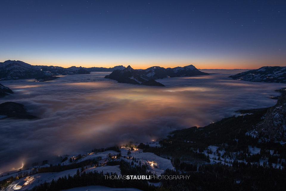 Nachthimmel über dem Nebelmeer der Innerschweiz