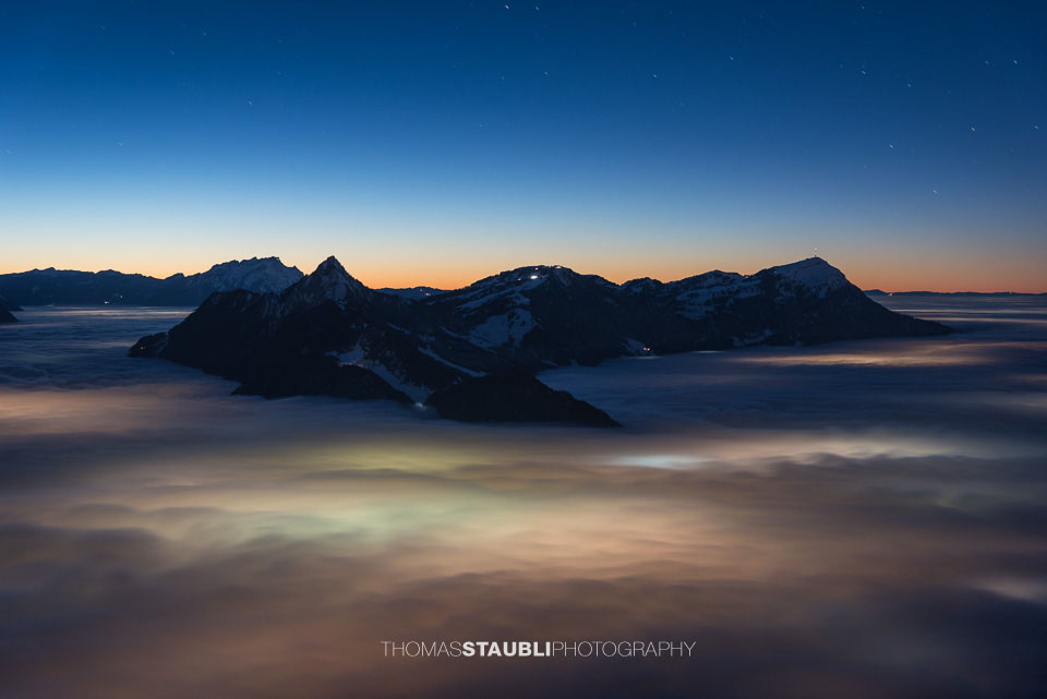 Nachthimmel über dem Nebelmeer der Innerschweiz