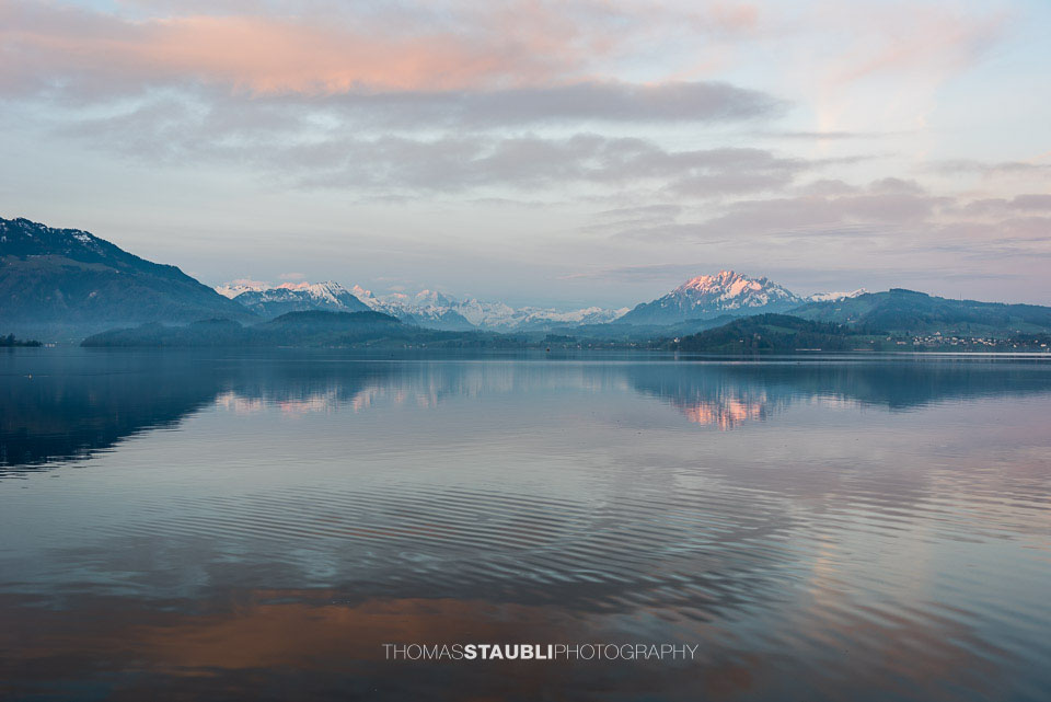 Morgenstimmung über dem Zugersee mit Blick zum Pilatus