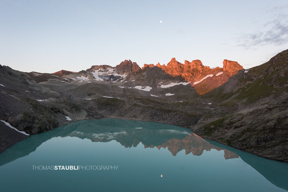 Die ersten Sonnenstrahlen an den Lavtinahörner
