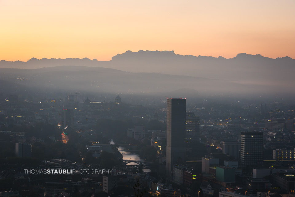 Morgendämmerung über Zürich und dem Swissmill Tower