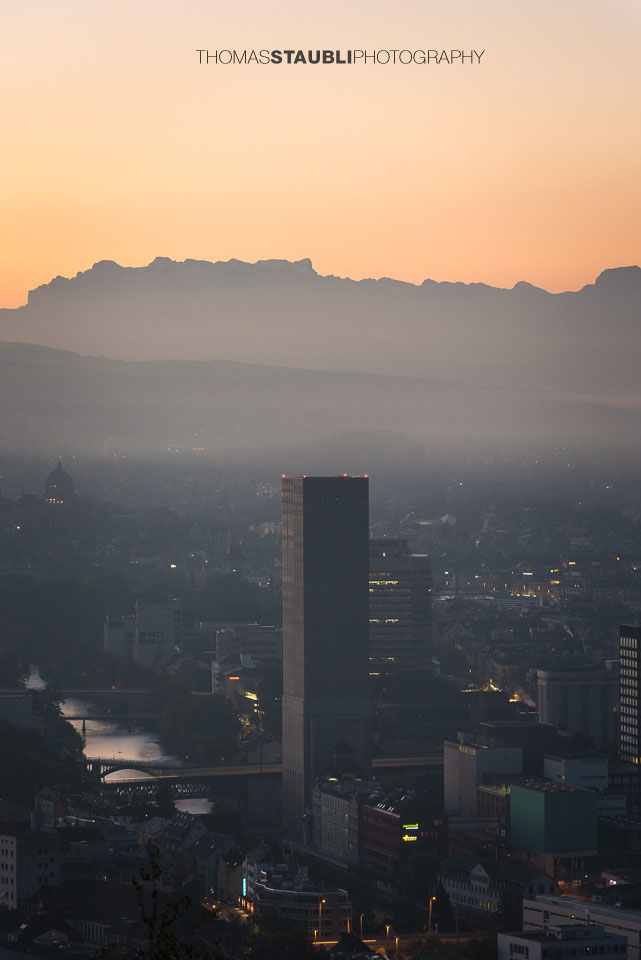 Morgendämmerung über Zürich und dem Swissmill Tower