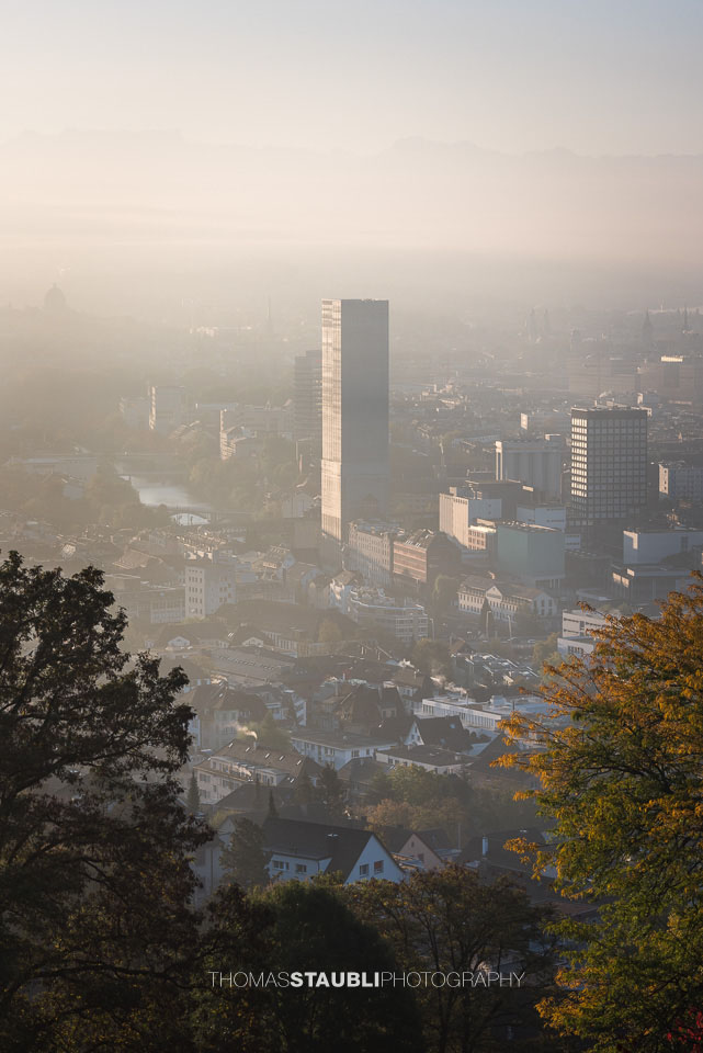 Nebel über Zürich und dem Swissmill Tower