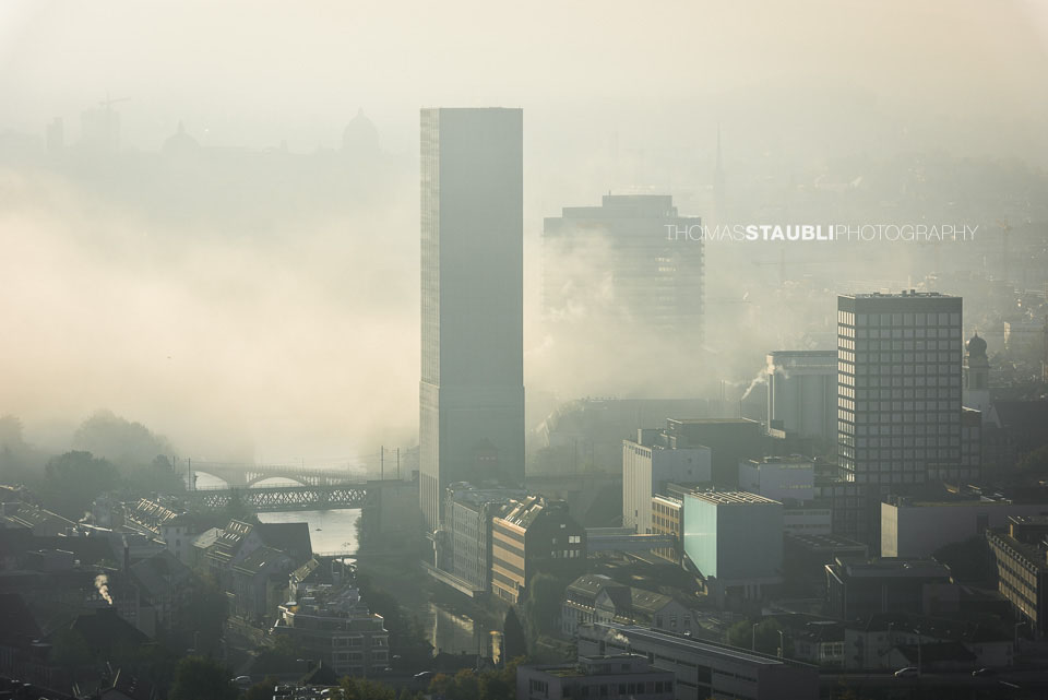 Nebel über Zürich und dem Swissmill Tower
