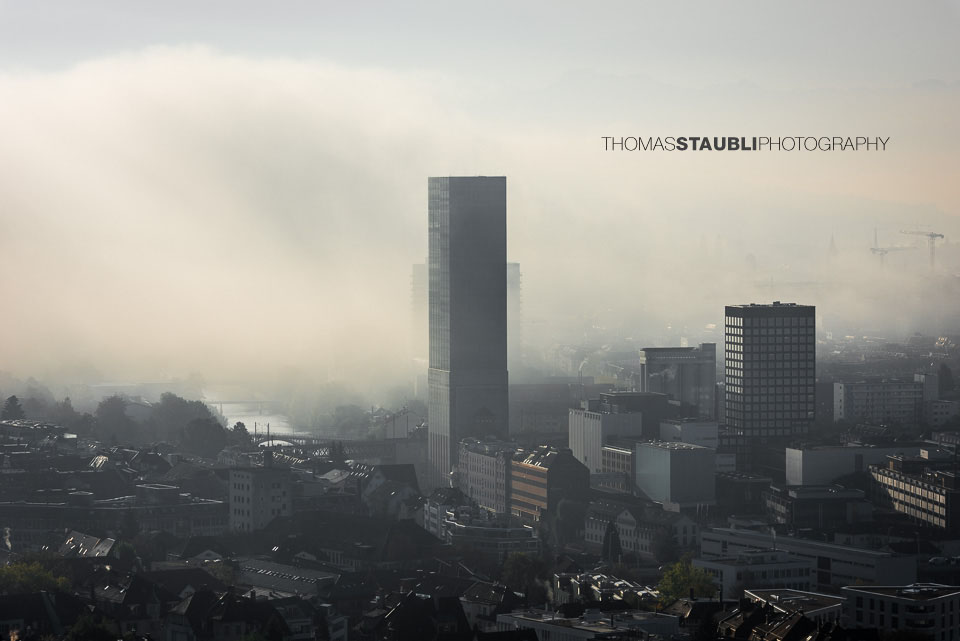 Nebel über Zürich und dem Swissmill Tower
