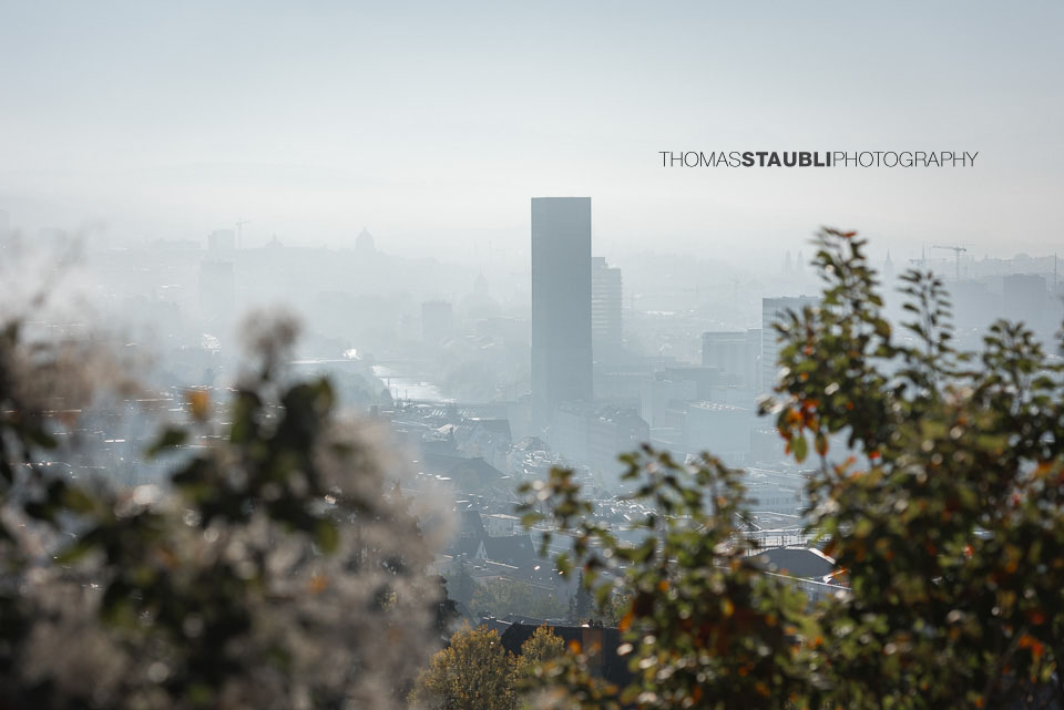 Nebel über Zürich und dem Swissmill Tower