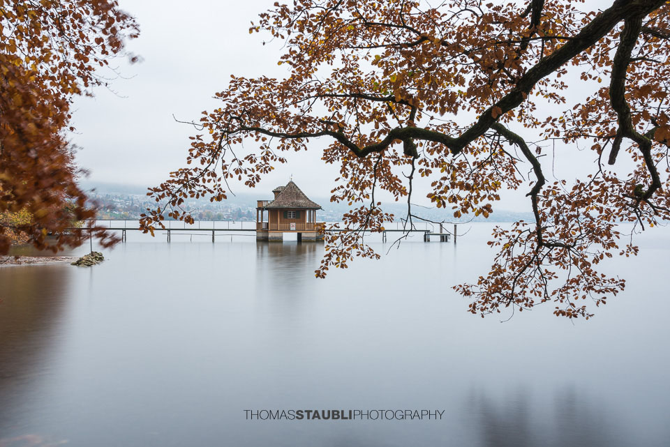 Herbststimmung beim Bootshaus auf der Halbinsel Au