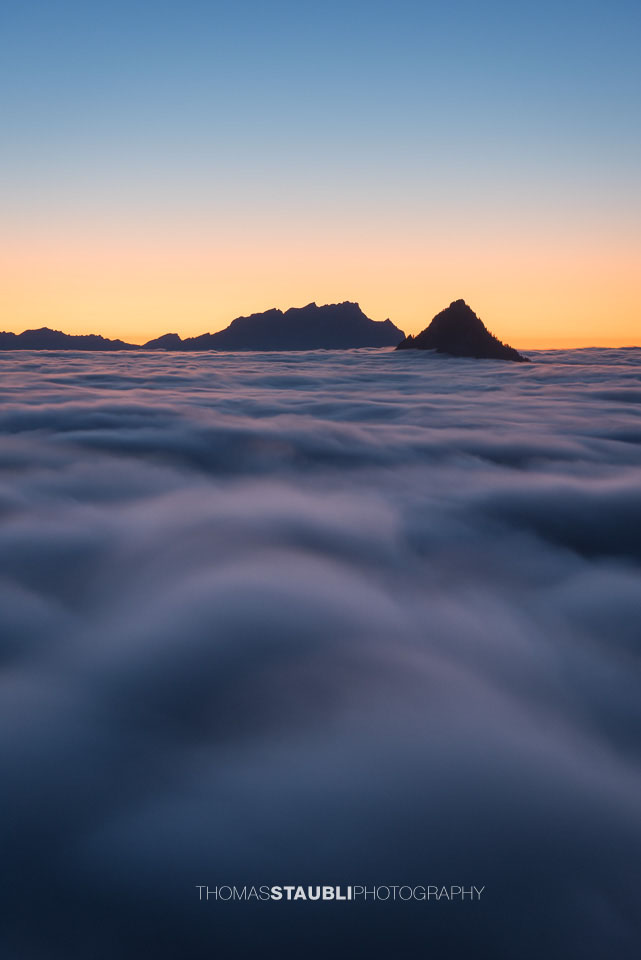 Abenddämmerung über dem Nebelmeer der Innerschweiz