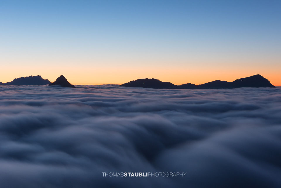 Abenddämmerung über dem Nebelmeer der Innerschweiz