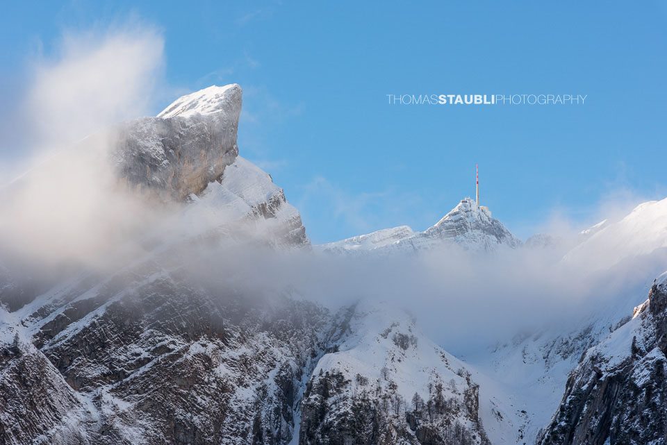 Woklen umkreisen Rossmad und Säntis