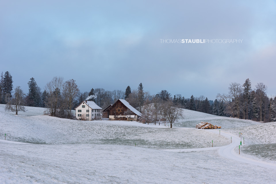 verschneite Hügellandschaft über der Region Hirzel