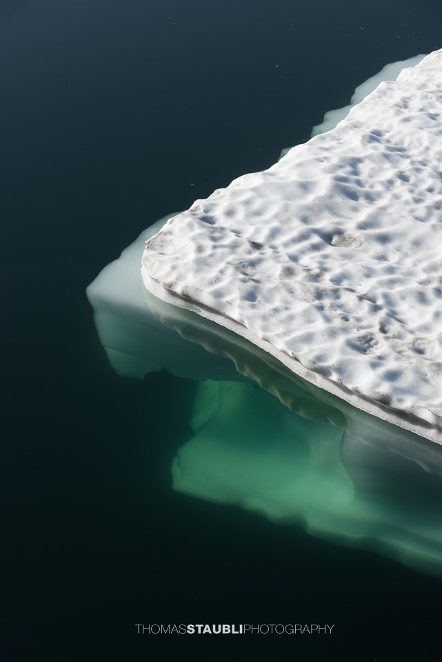 Eisscholle im Bergsee