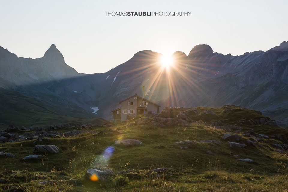 Die ersten Sonnenstrahlen über der Glattalp
