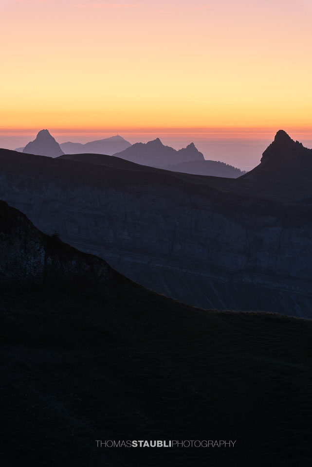 Abendglühen über dem Grossen Myten, Rigi, Klein Mythen, Haggenspitz u. a.