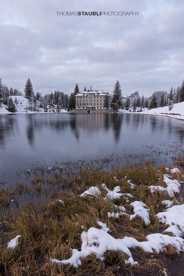 Das Berghotel Seebenalp am gefrorenen Seebensee