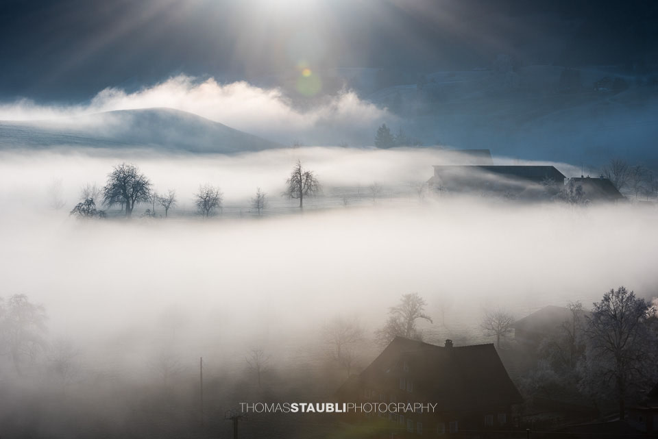 Bodennebel umringt die Bauernhöfe