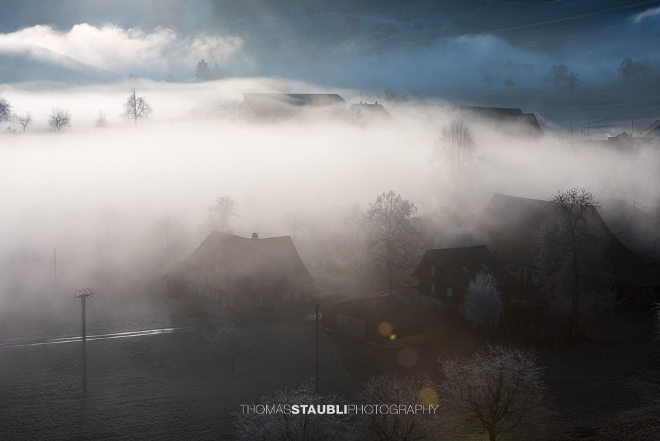 Bodennebel umringt die Bauernhöfe