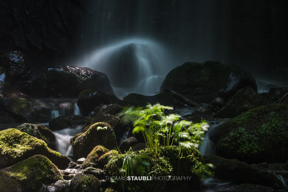 Sanft verwischtes Wasser des Wasserfalls bei Finstersee im Kanton Zug, aufgenommen mit Langzeitbelichtung in waldreicher Umgebung