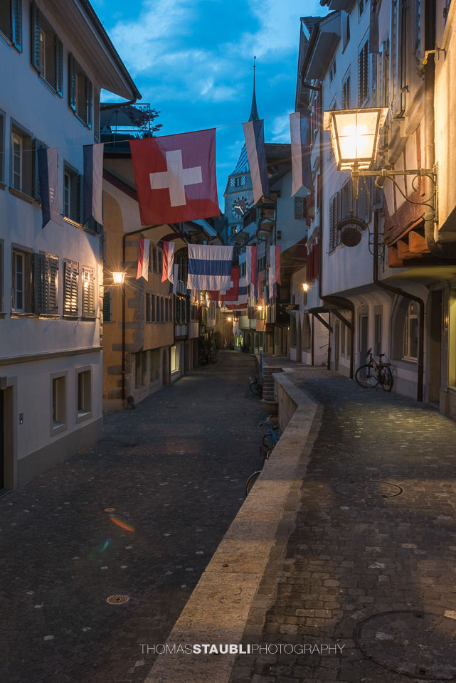 Mit Fahnen beschmückte Zuger Innenstadt
