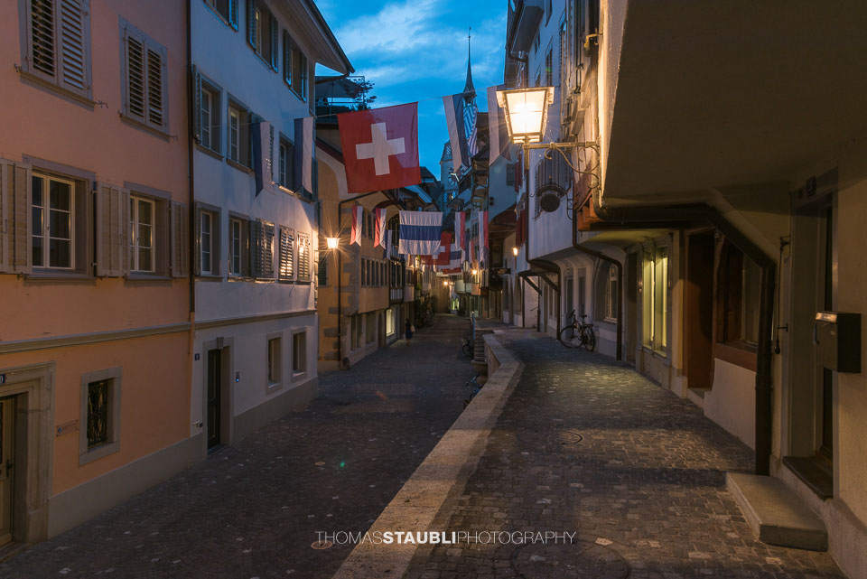 Mit Fahnen beschmückte Zuger Innenstadt