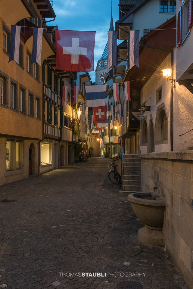 Mit Fahnen beschmückte Zuger Innenstadt