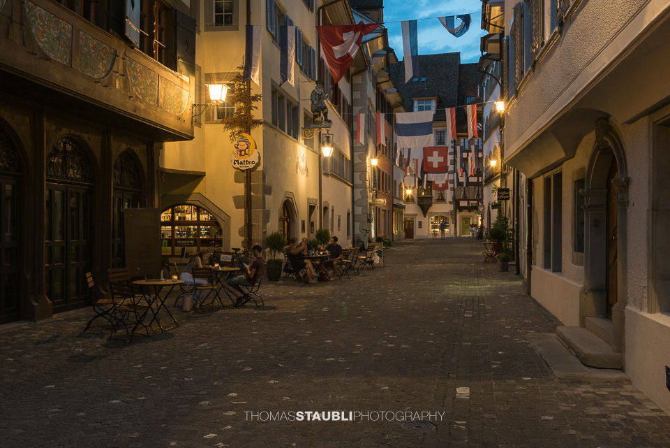 Mit Fahnen beschmückte Zuger Innenstadt