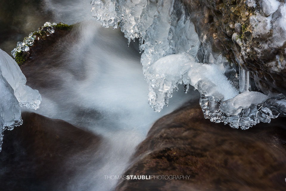 Eiskristalle in einem Bach