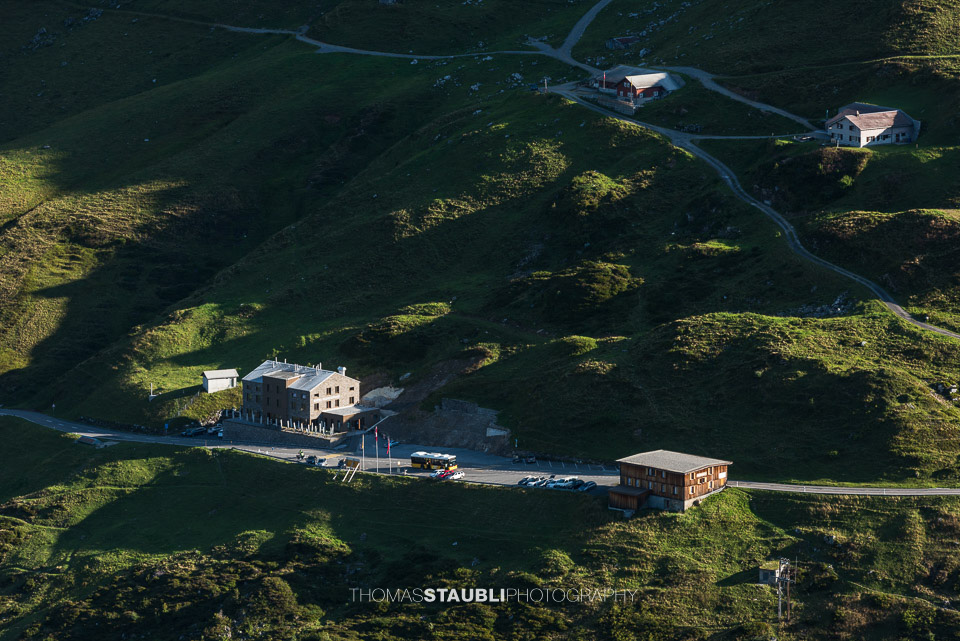 Blick hinunter zum Hotel Klausenpass