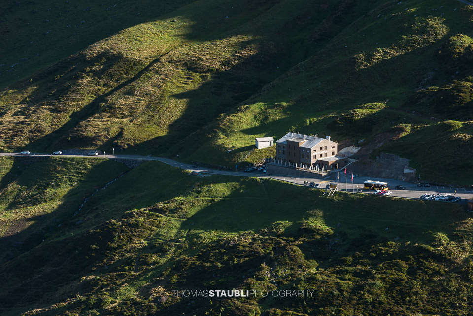 Blick hinunter zum Hotel Klausenpass