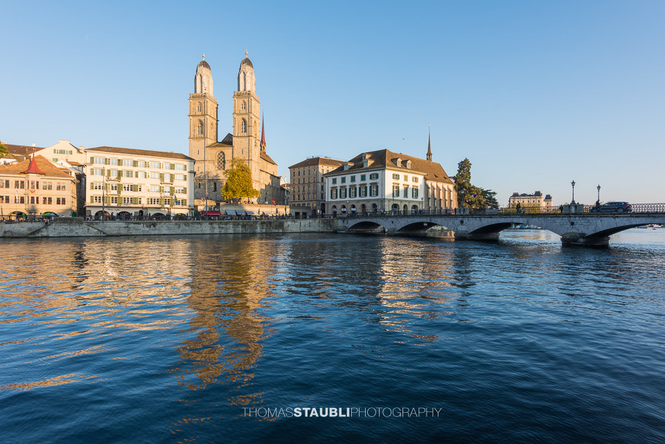 Grossmünster und Helmhaus im Abendlicht