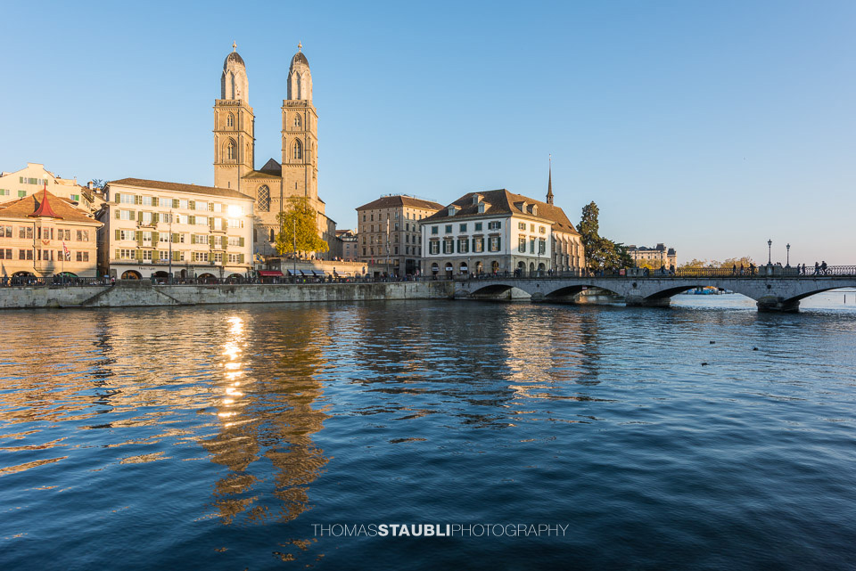 Grossmünster und Helmhaus im Abendlicht