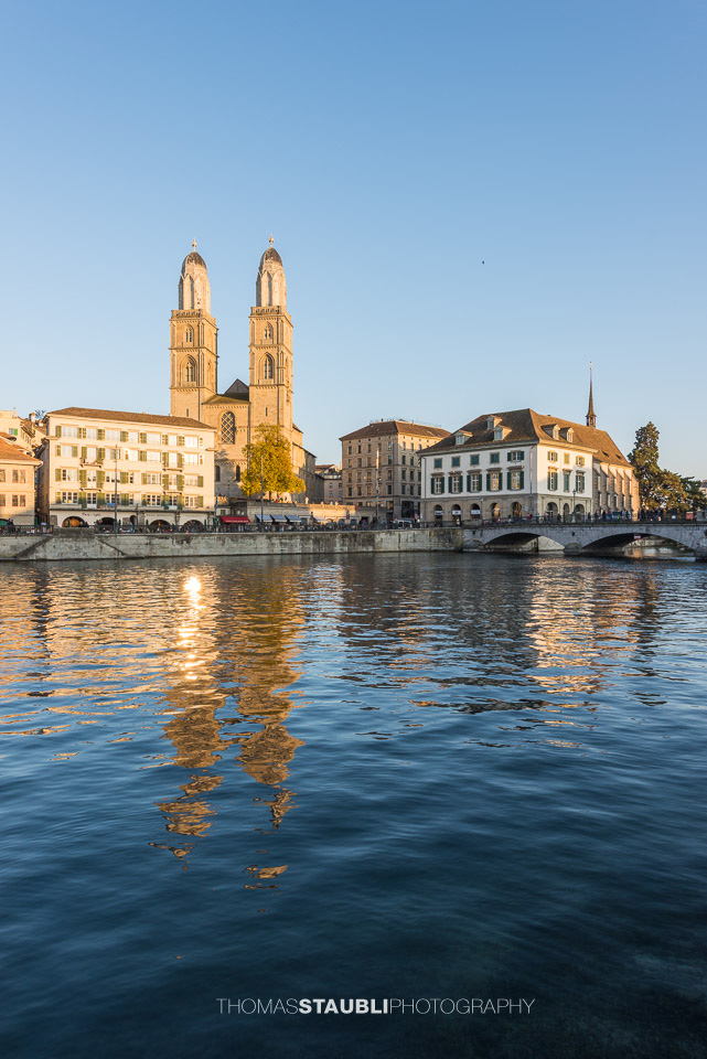 Grossmünster und Helmhaus im Abendlicht