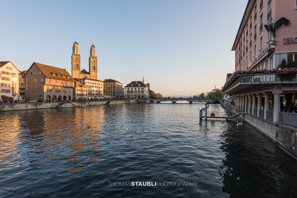 Blick von der Rathausbrücke zum Grossmünster
