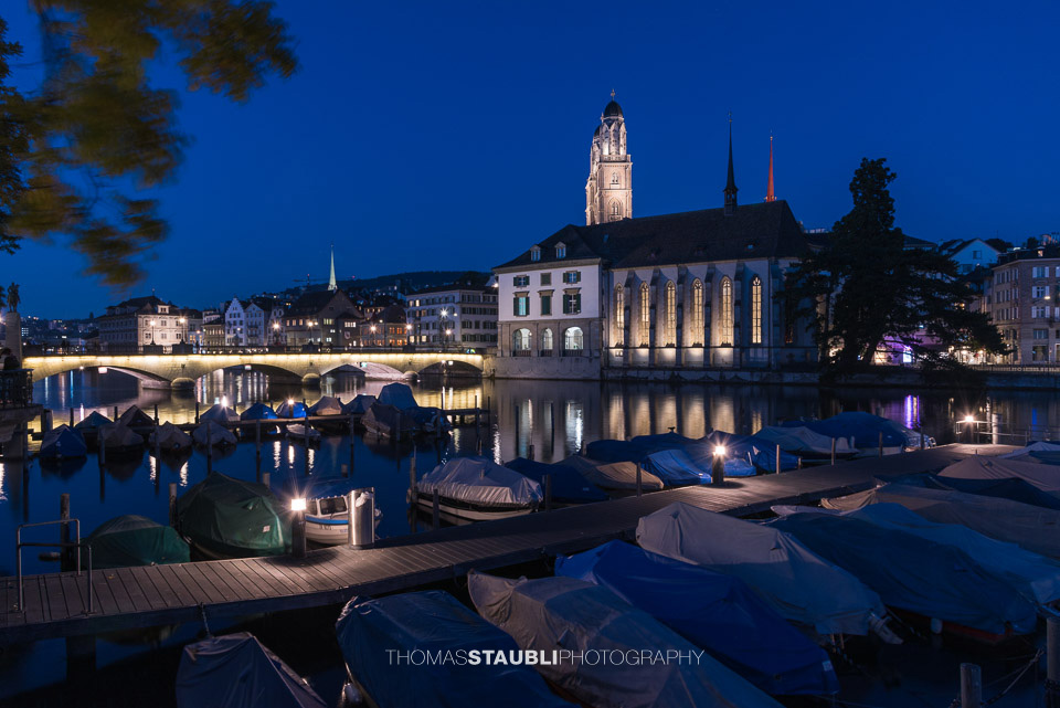 Wasserkirche mit Grossmünster im Hintergrund