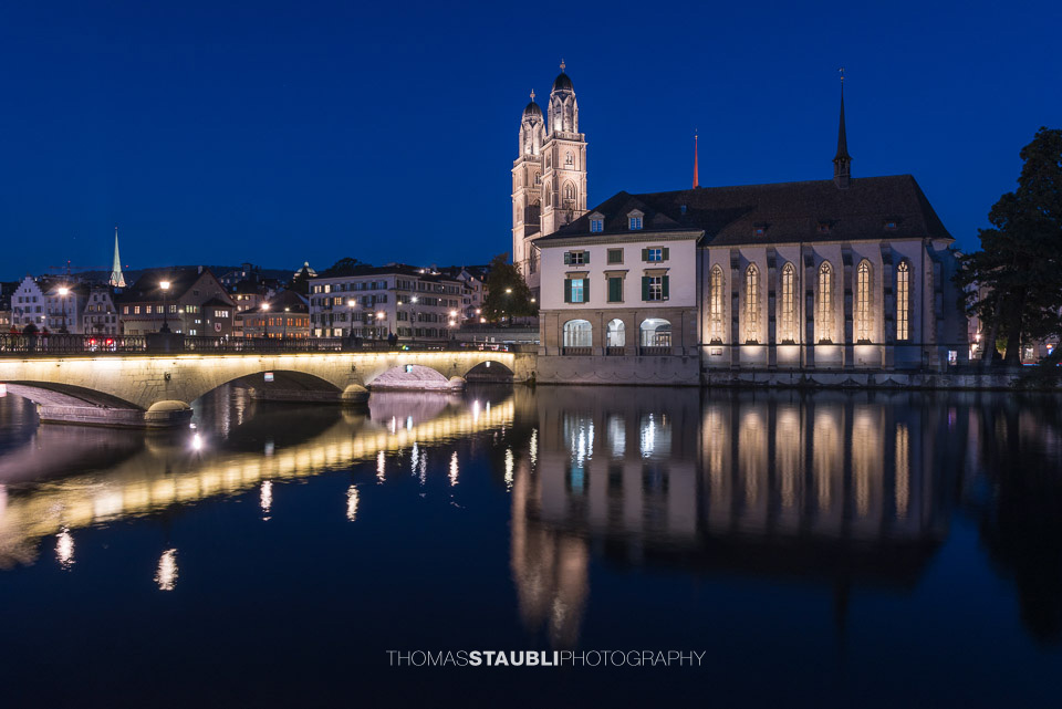 Wasserkirche mit Grossmünster im Hintergrund