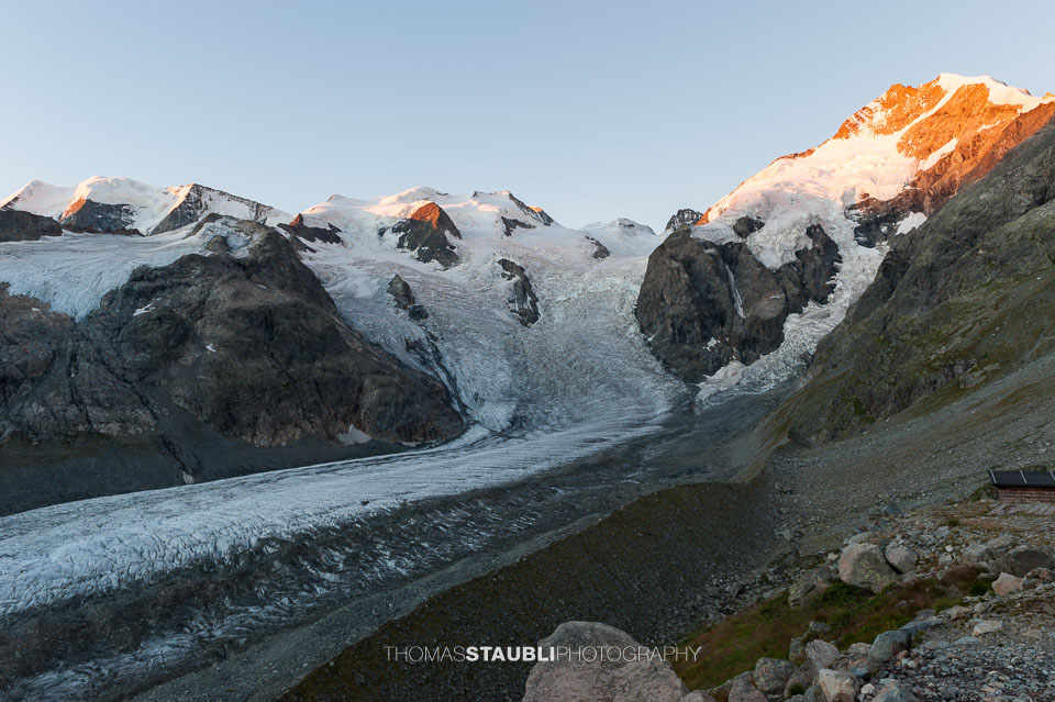 Die ersten Sonnenstrahlen am Piz Bernina