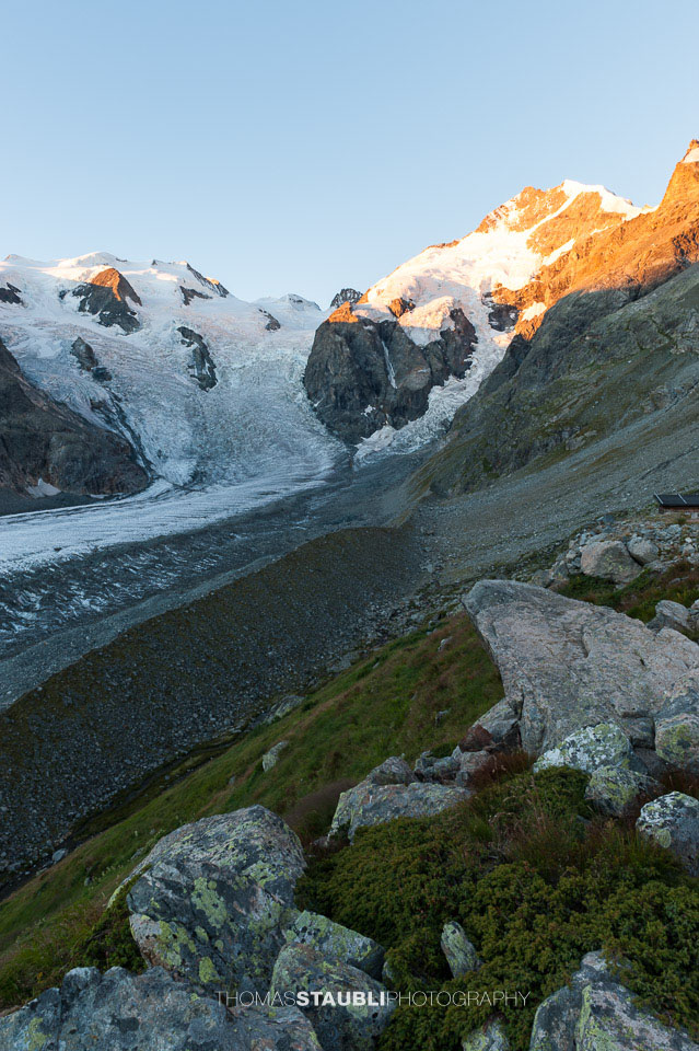 Die ersten Sonnenstrahlen am Piz Bernina
