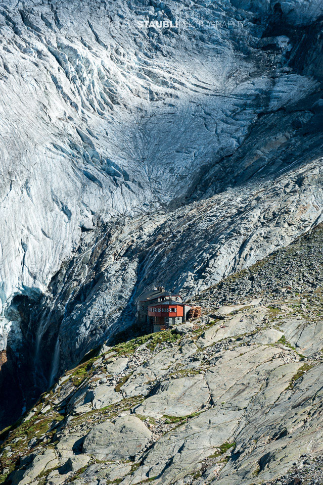 die Coazhütte – im Hintergrund der Roseggletscher