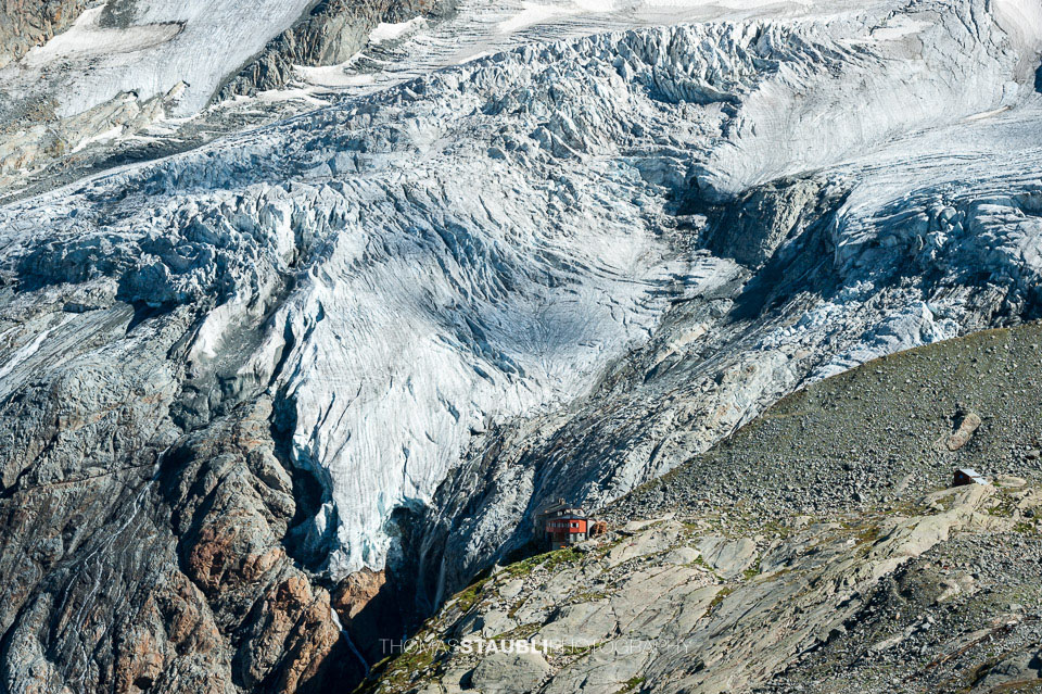 die Coazhütte – im Hintergrund der Roseggletscher
