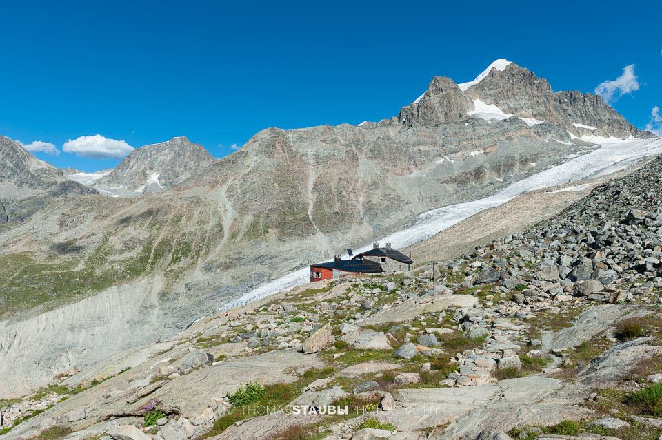 die Chamanna Coaz vor dem Vadret da la Sella und der Schneekuppe