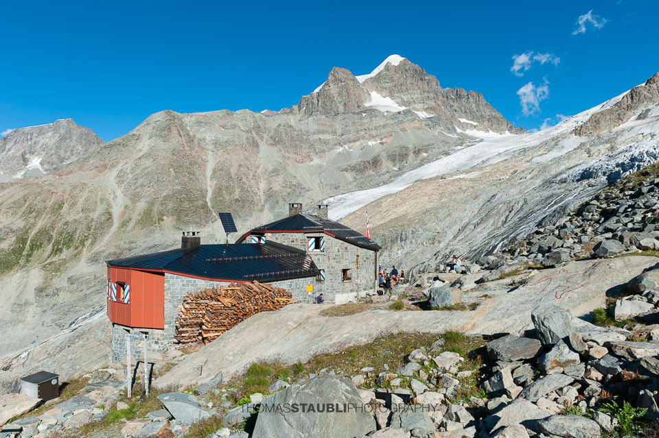 die Coazhütte vor der imposanten Schneekuppe