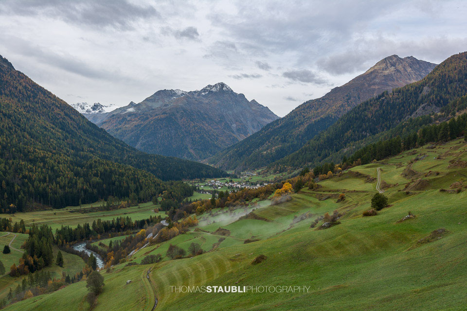 Blick Richtung Lavin – Im Hintergrund der Piz dal Ras