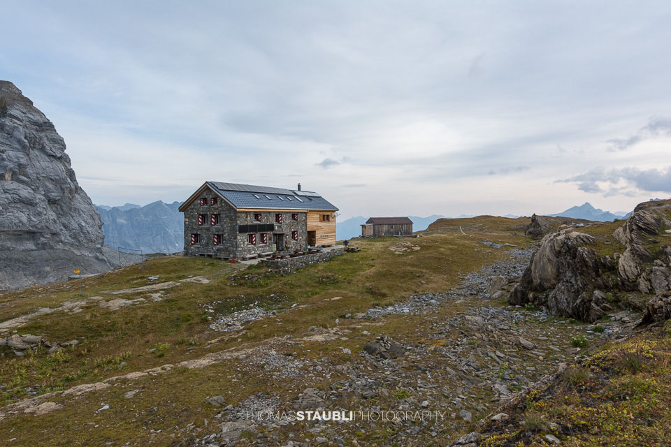 die Claridenhütte auf dem Gipfelplateau des Altenorenstockes