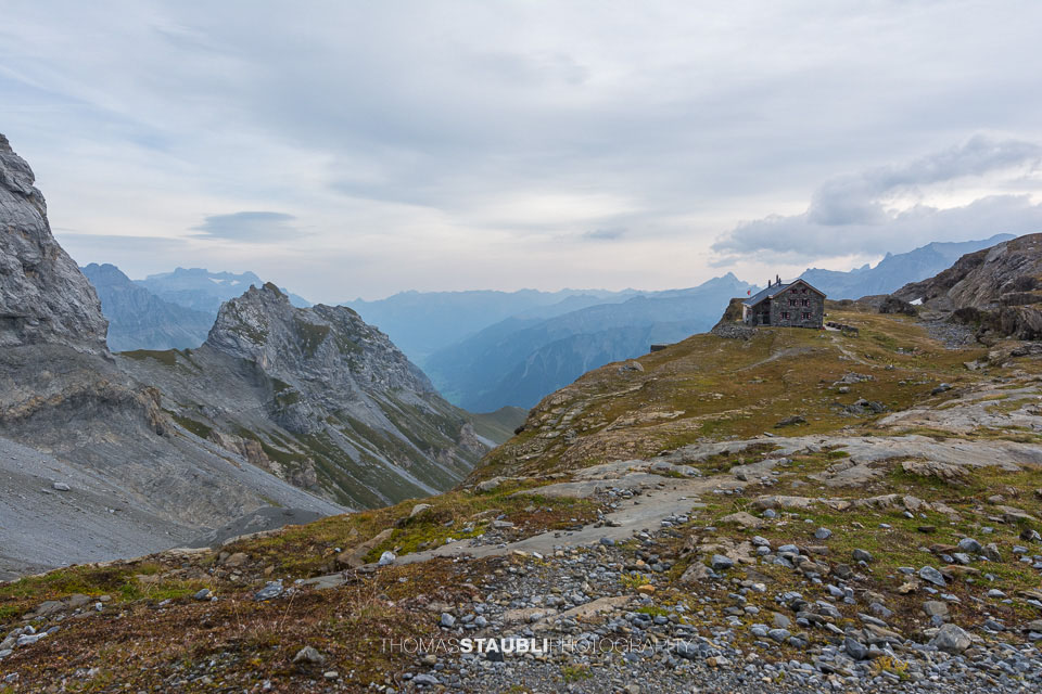 die Claridenhütte auf dem Gipfelplateau des Altenorenstockes