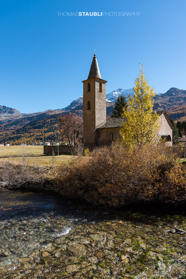 Kirche Segl Baselgia im Herbst