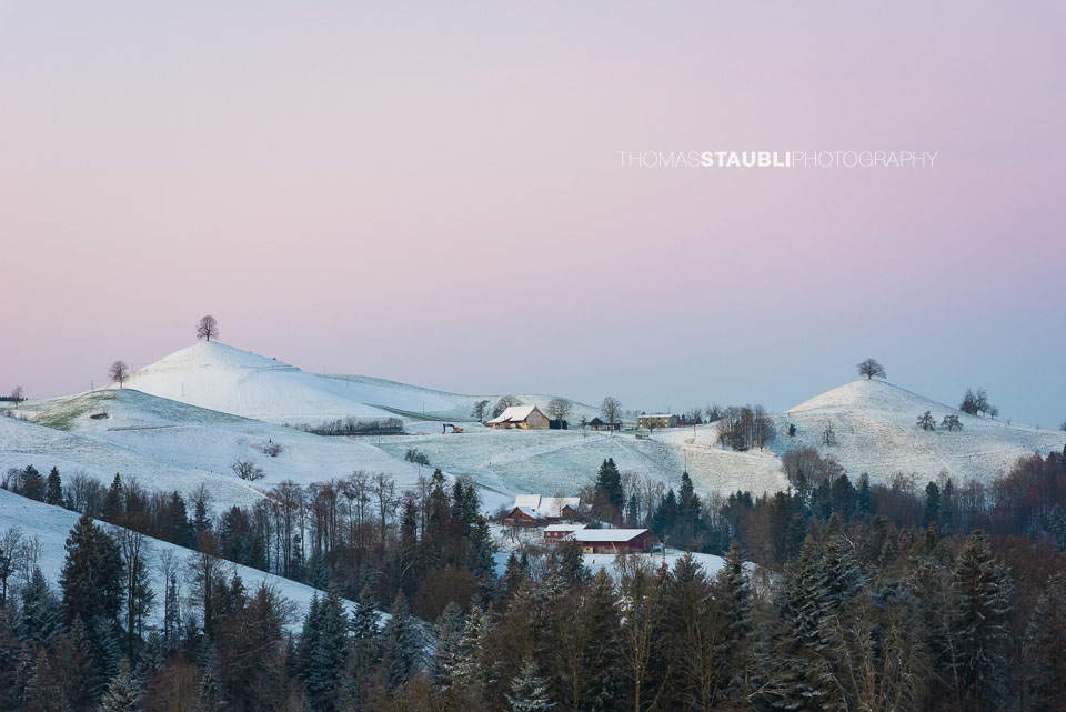 verschneite Hügellandschaft über der Region Hirzel