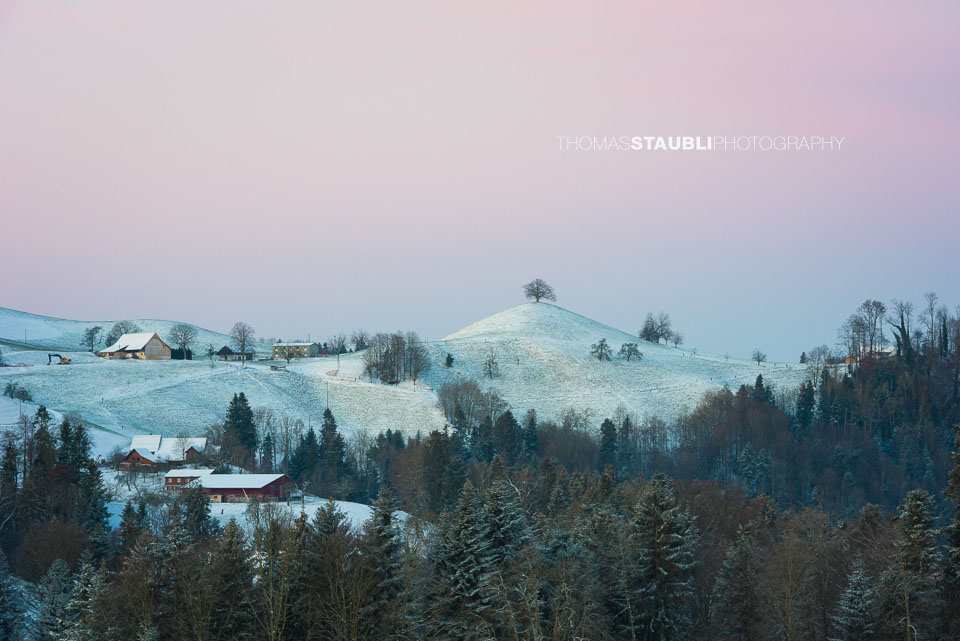 verschneite Hügellandschaft über der Region Hirzel