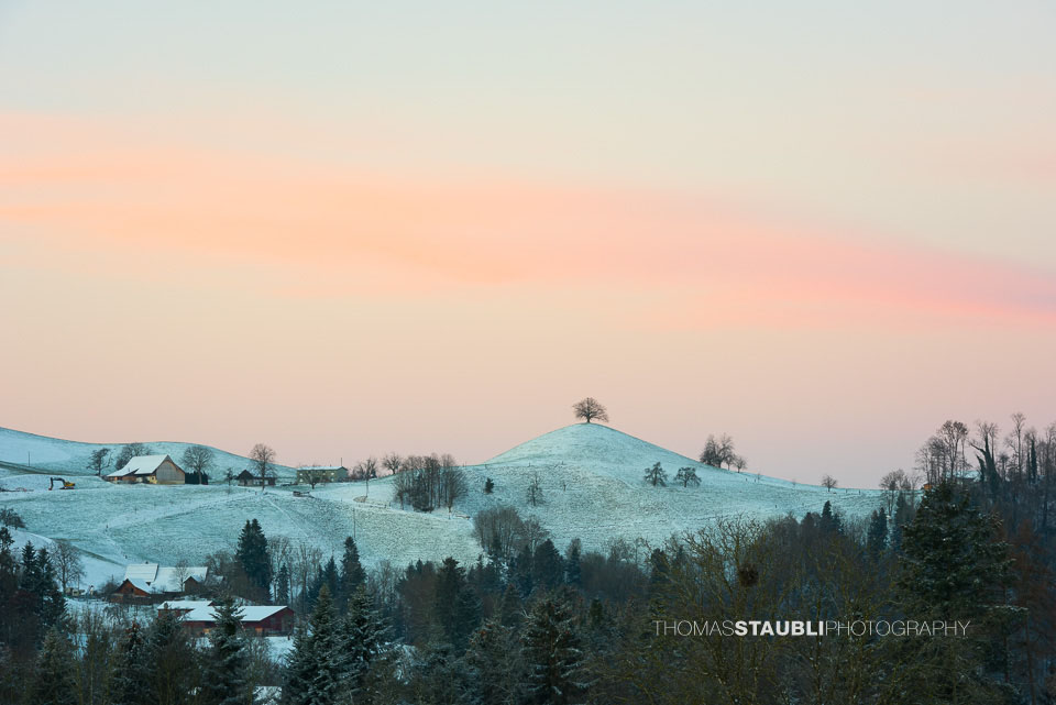 verschneite Hügellandschaft über der Region Hirzel