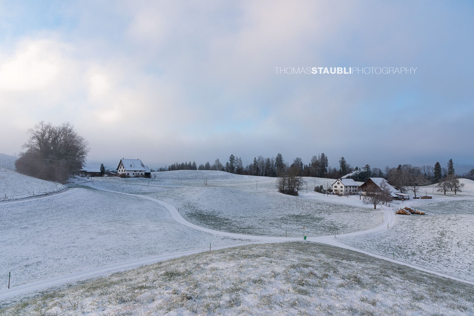 verschneite Hügellandschaft über der Region Hirzel